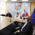 22.05.2020. Kielce. Spotkanie u marszałka województwa świętokrzyskiego ws. konfliktu teatrów. Na zdjęciu (od lewej): Andrzej Bętkowski - marszałek województwa świętokrzyskiego, Magdalena Kusztal - dyrektor Departamentu Kultury i Dziedzictwa Narodowego urzędu marszałkowskiego, Michał Kotański - dyrektor Teatru Żeromskiego / Jarosław Kubalski / Radio Kielce