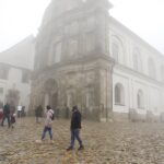 31.05.2020 Święty Krzyż. Turyści we mgle zwiedzają Święty Krzyż / Jarosław Kubalski / Radio Kielce