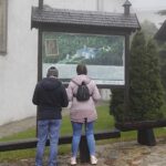 31.05.2020 Święty Krzyż. Turyści we mgle zwiedzają Święty Krzyż / Jarosław Kubalski / Radio Kielce