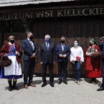 22.05.2020. Tokarnia. Otwarcie Muzeum Wsi Kieleckiej. Na zdjęciu (od lewej): pracownica Parku Etnograficznego w Tokarni, Jarosław Karyś - zastępca dyrektora Muzeum Wsi Kieleckiej, Andrzej Bętkowski - marszałek województwa, Andrzej Pruś - przewodniczący Sejmiku Województwa Świętokrzyskiego, Magdalena Kusztal - dyrektor Departamentu Kultury i Dziedzictwa Narodowego w urzędzie marszałkowskim w Kielcach, pracownica Parku Etnograficznego w Tokarni i Mariusz Masny - dyrektor Muzeum Wsi Kieleckiej / Jarosław Kubalski / Radio Kielce