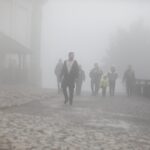 31.05.2020 Święty Krzyż. Turyści we mgle zwiedzają Święty Krzyż / Jarosław Kubalski / Radio Kielce