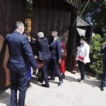 22.05.2020 Tokarnia. Otwarcie Muzeum Wsi Kieleckiej. Po prawej: Mariusz Masny - dyrektor Muzeum Wsi Kieleckiej. / Jarosław Kubalski / Radio Kielce