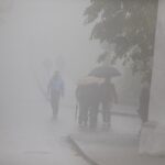 31.05.2020 Święty Krzyż. Turyści we mgle zwiedzają Święty Krzyż / Jarosław Kubalski / Radio Kielce