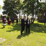 22.05.2020 Tokarnia. Otwarcie Muzeum Wsi Kieleckiej. Na pierwszym planie: Jarosław Karyś - zastępca dyrektora MWK i Andrzej Pruś - przewodniczący Sejmiku Województwa Świętokrzyskiego. / Jarosław Kubalski / Radio Kielce