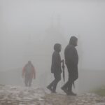 31.05.2020 Święty Krzyż. Turyści we mgle zwiedzają Święty Krzyż / Jarosław Kubalski / Radio Kielce