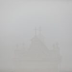 31.05.2020 Święty Krzyż. Turyści we mgle zwiedzają Święty Krzyż / Jarosław Kubalski / Radio Kielce