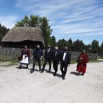 22.05.2020 Tokarnia. Otwarcie Muzeum Wsi Kieleckiej. Po prawej: Jakub Czaplarski - kierownik skansenu, Jarosław Karyś - zastępca dyrektora MWK, Andrzej Bętkowski - marszałek województwa i Andrzej Pruś - przewodniczący Sejmiku Województwa Świętokrzyskiego w otoczeniu pracowników skansenu. / Jarosław Kubalski / Radio Kielce