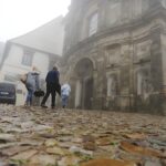 31.05.2020 Święty Krzyż. Turyści we mgle zwiedzają Święty Krzyż / Jarosław Kubalski / Radio Kielce