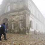 31.05.2020 Święty Krzyż. Turyści we mgle zwiedzają Święty Krzyż / Jarosław Kubalski / Radio Kielce