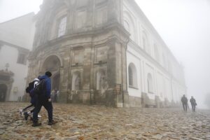 31.05.2020 Święty Krzyż. Turyści we mgle zwiedzają Święty Krzyż / Jarosław Kubalski / Radio Kielce