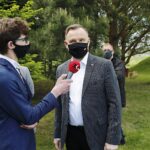 24.05.2020. Tarczek. Wizyta prezydenta Andrzeja Dudy. Na zdjęciu (od lewej): Michał Kita - Radio Kielce i prezydent Andrzej Duda / Jarosław Kubalski / Radio Kielce