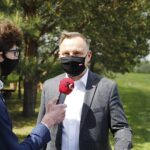 24.05.2020. Tarczek. Wizyta prezydenta Andrzeja Dudy. Na zdjęciu (od lewej): Michał Kita - Radio Kielce i prezydent Andrzej Duda / Jarosław Kubalski / Radio Kielce