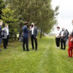 24.05.2020. Tarczek. Wizyta prezydenta Andrzeja Dudy. Na zdjęciu (w środku): Michał Kita - Radio Kielce i prezydent Andrzej Duda / Jarosław Kubalski / Radio Kielce