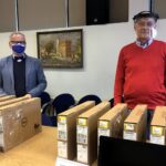 05.05.2020 Sandomierz. Przekazanie komputerów do zdalnej nauki. Na zdjęciu (od lewej): Krzysztof Zieliński - dyrektor I LO Collegium Gostomianum i Roman Ryński - dyrektor II LO / Grażyna Szlęzak-Wójcik / Radio Kielce