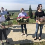 08.05.2020 Łoniów. Kwiaty od darczyńców dla domu dziecka. Na zdjęciu od lewej Grażyna Szklarska - członek zarządu powiatu sandomierskiego, Marcin Piwnik - starosta sandomierski, Sławomir Kusik - kierowca, Małgorzata Chmiel - producentka kwiatów, Anna Szewczyk - Starostwo Powiatowe w Sandomierzu / Grażyna Szlęzak-Wójcik / Radio Kielce