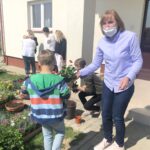08.05.2020 Łoniów. Kwiaty od darczyńców dla domu dziecka. / Grażyna Szlęzak-Wójcik / Radio Kielce