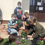 08.05.2020 Łoniów. Kwiaty od darczyńców dla domu dziecka. / Grażyna Szlęzak-Wójcik / Radio Kielce