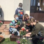 08.05.2020 Łoniów. Kwiaty od darczyńców dla domu dziecka. / Grażyna Szlęzak-Wójcik / Radio Kielce