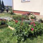 08.05.2020 Łoniów. Kwiaty od darczyńców dla domu dziecka. / Grażyna Szlęzak-Wójcik / Radio Kielce