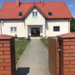 Centrum Administracyjne Domów dla Dzieci i Młodzieży w Łoniowie. Jeden z istniejących domków. / Grażyna Szlęzak-Wójcik / Radio Kielce