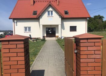 Centrum Administracyjne Domów dla Dzieci i Młodzieży w Łoniowie. Jeden z istniejących domków. / Grażyna Szlęzak-Wójcik / Radio Kielce