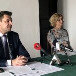 12.05.2020. Sandomierz. Na zdjęciu: Marcin Marzec - burmistrz Sandomierza i Aneta Przyłucka - sekretarz miasta / Grażyna-Szlęzak-Wójcik / Radio Kielce