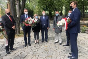 08.05.2020. Sandomierz. Uroczystości z okazji 75. rocznicy zakończenia II wojny światowej. Od lewej: Wojciech Dzieciuch - wicestarosta, Marcin Piwnik - starosta, Grażyna Szklarska - członek zarzadu powiatu sandomierskiego, Tomasz Huk - przewodniczący rady powiatu sandomierskiego, Andrzej Bolewski - radny, Jerzy Żyła - radny i Marcin Marzec - burmistrz Sandomierza / Grażyna-Szlęzak-Wójcik / Radio Kielce