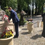 08.05.2020. Sandomierz. Uroczystości z okazji 75. rocznicy zakończenia II wojny światowej. Od lewej: Marcin Marzec - burmistrz Sandomierza i Andrzej Bolewski - radny / Grażyna-Szlęzak-Wójcik / Radio Kielce