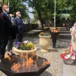 08.05.2020. Sandomierz. Uroczystości z okazji 75. rocznicy zakończenia II wojny światowej.  Na zdjęciu (od lewej): Wojciech Dzieciuch - wicestarosta, Marcin Piwnik - starosta, Grażyna Szklarska -  członek zarządu powiatu sandomierskiego, Tomasz Huk - przewodniczący rady powiatu sandomierskiego / Grażyna-Szlęzak-Wójcik / Radio Kielce