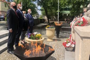 08.05.2020. Sandomierz. Uroczystości z okazji 75. rocznicy zakończenia II wojny światowej. Na zdjęciu (od lewej): Wojciech Dzieciuch - wicestarosta, Marcin Piwnik - starosta, Grażyna Szklarska - członek zarządu powiatu sandomierskiego, Tomasz Huk - przewodniczący rady powiatu sandomierskiego / Grażyna-Szlęzak-Wójcik / Radio Kielce