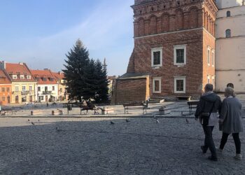 09.05.2020. Sandomierz. Turyści zwiedzają starówkę / Grażyna Szlęzak-Wójcik / Radio Kielce