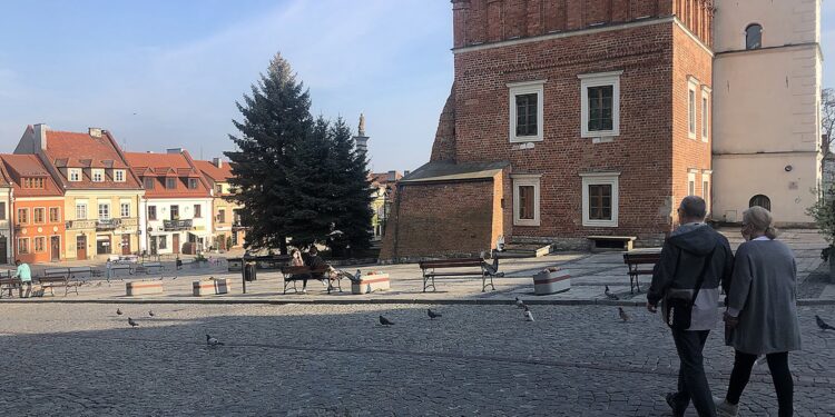 09.05.2020. Sandomierz. Turyści zwiedzają starówkę / Grażyna Szlęzak-Wójcik / Radio Kielce