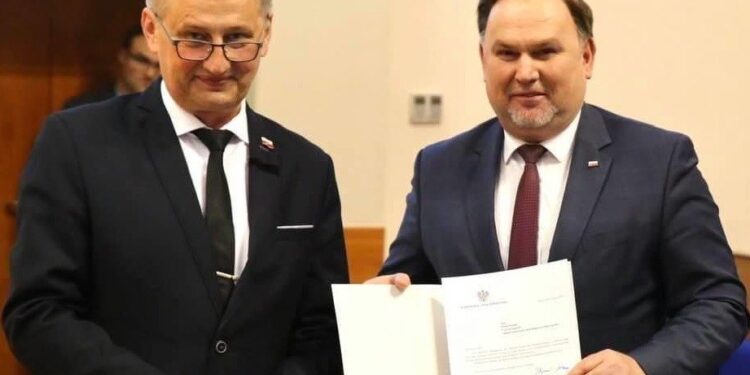 11. 05.2020. Kielce. Inauguracyjne posiedzenie Zespołu ds. Rozwoju Wsi powołanego przez wojewodę. Na zdjęciu (od lewej): Zbigniew Koniusz - wojewoda świętokrzyski i poseł Marek Kwitek - członek sejmowej komisji rolnictwa / Marek Kwitek / facebook