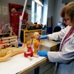 Kielce. Pracownia konserwacji Muzeum Zabawek i Zabawy. Na zdjęciu Sylwia Malinowska / Dorota Klusek / Radio Kielce