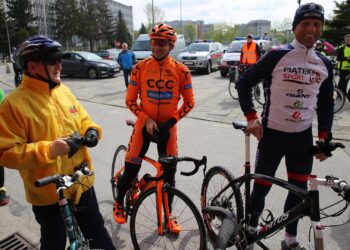 Kielce. Rowerowy Rajd Gwiaździsty; byli kolarze Zbigniew Piątek i Tomasz Brożyna / Robert Felczak / Radio Kielce