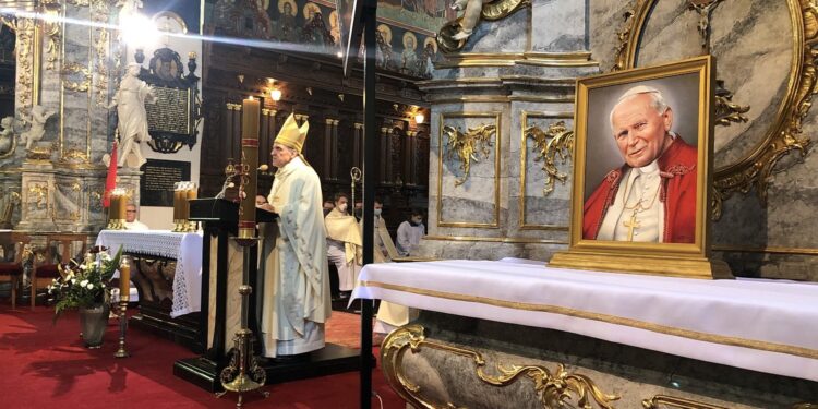 17.05.2020. Sandomierz. Msza święta z okazji setnej rocznicy urodzin św. Jana Pawła II. Na zdjęciu: biskup Krzysztof Nitkiewicz - ordynariusz diecezji sandomierskiej / Grażyna-Szlęzak-Wójcik / Radio Kielce