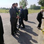 17.05.2020. Sandomierz. Złożenie kwiatów przy pomniku papieża św. Jana Pawła II na sandomierskich błoniach / Grażyna-Szlęzak-Wójcik / Radio Kielce