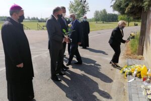 17.05.2020. Sandomierz. Złożenie kwiatów przy pomniku papieża św. Jana Pawła II na sandomierskich błoniach / Grażyna-Szlęzak-Wójcik / Radio Kielce