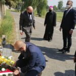 17.05.2020. Sandomierz. Złożenie kwiatów przy pomniku papieża św. Jana Pawła II na sandomierskich błoniach / Grażyna-Szlęzak-Wójcik / Radio Kielce