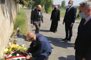 17.05.2020. Sandomierz. Złożenie kwiatów przy pomniku papieża św. Jana Pawła II na sandomierskich błoniach / Grażyna-Szlęzak-Wójcik / Radio Kielce