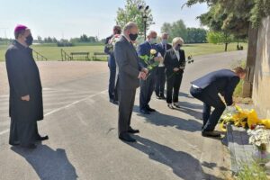 17.05.2020. Sandomierz. Złożenie kwiatów przy pomniku papieża św. Jana Pawła II na sandomierskich błoniach / Grażyna-Szlęzak-Wójcik / Radio Kielce