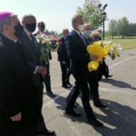 17.05.2020. Sandomierz. Złożenie kwiatów przy pomniku papieża św. Jana Pawła II na sandomierskich błoniach. Na zdjęciu (w pierwszym rzędzie): Krzysztof Nitkiewicz - biskup sandomierski, Wojciech Dzieciuch - wicestarosta sandomierski, Marcin Piwnik - starosta sandomierski, Tomasz Huk - przewodniczący Rady Powiatu / Grażyna-Szlęzak-Wójcik / Radio Kielce