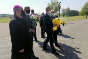 17.05.2020. Sandomierz. Złożenie kwiatów przy pomniku papieża św. Jana Pawła II na sandomierskich błoniach. Na zdjęciu (w pierwszym rzędzie): Krzysztof Nitkiewicz - biskup sandomierski, Wojciech Dzieciuch - wicestarosta sandomierski, Marcin Piwnik - starosta sandomierski, Tomasz Huk - przewodniczący Rady Powiatu / Grażyna-Szlęzak-Wójcik / Radio Kielce