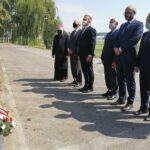 17.05.2020. Sandomierz. Złożenie kwiatów przy pomniku papieża św. Jana Pawła II na sandomierskich błoniach. Na zdjęciu (od lewej): Krzysztof Nitkiewicz - biskup sandomierski, Wojciech Dzieciuch - wicestarosta sandomierski, Marcin Piwnik - starosta sandomierski, Tomasz Huk - przewodniczący Rady Powiatu, Paweł Niedźwiedź - wiceburmistrz Sandomierza,  Andrzej  Bolewski - radny, Grażyna Szklarska  członek zarządu powiatu sandomierskiego / Grażyna-Szlęzak-Wójcik / Radio Kielce