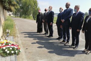 17.05.2020. Sandomierz. Złożenie kwiatów przy pomniku papieża św. Jana Pawła II na sandomierskich błoniach. Na zdjęciu (od lewej): Krzysztof Nitkiewicz - biskup sandomierski, Wojciech Dzieciuch - wicestarosta sandomierski, Marcin Piwnik - starosta sandomierski, Tomasz Huk - przewodniczący Rady Powiatu, Paweł Niedźwiedź - wiceburmistrz Sandomierza, Andrzej Bolewski - radny, Grażyna Szklarska członek zarządu powiatu sandomierskiego / Grażyna-Szlęzak-Wójcik / Radio Kielce