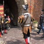 17.05.2020. Sandomierz. Starówka. Pikinierzy Chorągwi Rycerstwa Ziemi Sandomierskiej przy Bramie Opatowskiej / Grażyna-Szlęzak-Wójcik / Radio Kielce