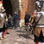 17.05.2020. Sandomierz. Starówka. Pikinierzy Chorągwi Rycerstwa Ziemi Sandomierskiej przy Bramie Opatowskiej / Grażyna-Szlęzak-Wójcik / Radio Kielce