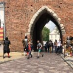 17.05.2020. Sandomierz. Starówka. Pikinierzy Chorągwi Rycerstwa Ziemi Sandomierskiej przy Bramie Opatowskiej / Grażyna-Szlęzak-Wójcik / Radio Kielce