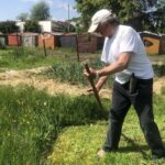 23.05.2020 Koszenie kosą. Na zdjęciu: Kazimierz Olszak / Grażyna Szlęzak-Wójcik / Radio Kielce