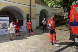 23.05.2020. Sandomierz. Wiceminister Piotr Wawrzyk przekazał dary dla organizacji działających w sandomierskim szpitalu / Picasa / Radio Kielce